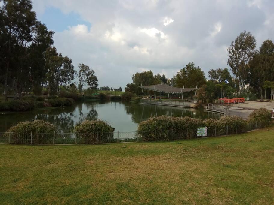 Studio In Herzliya, Near Idc & Park Екстер'єр фото
