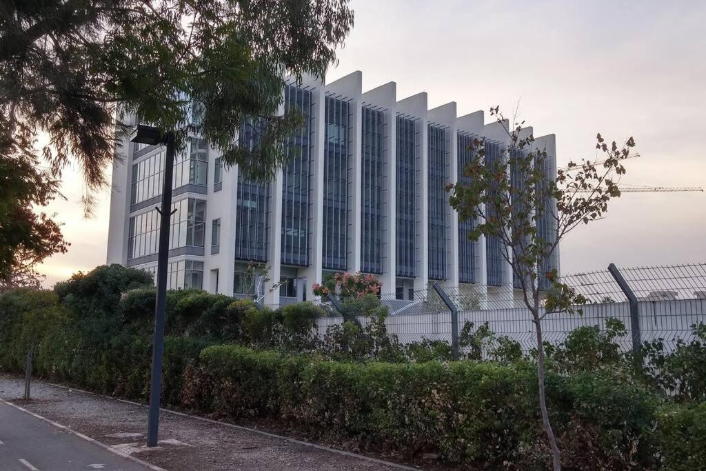 Studio In Herzliya, Near Idc & Park Екстер'єр фото